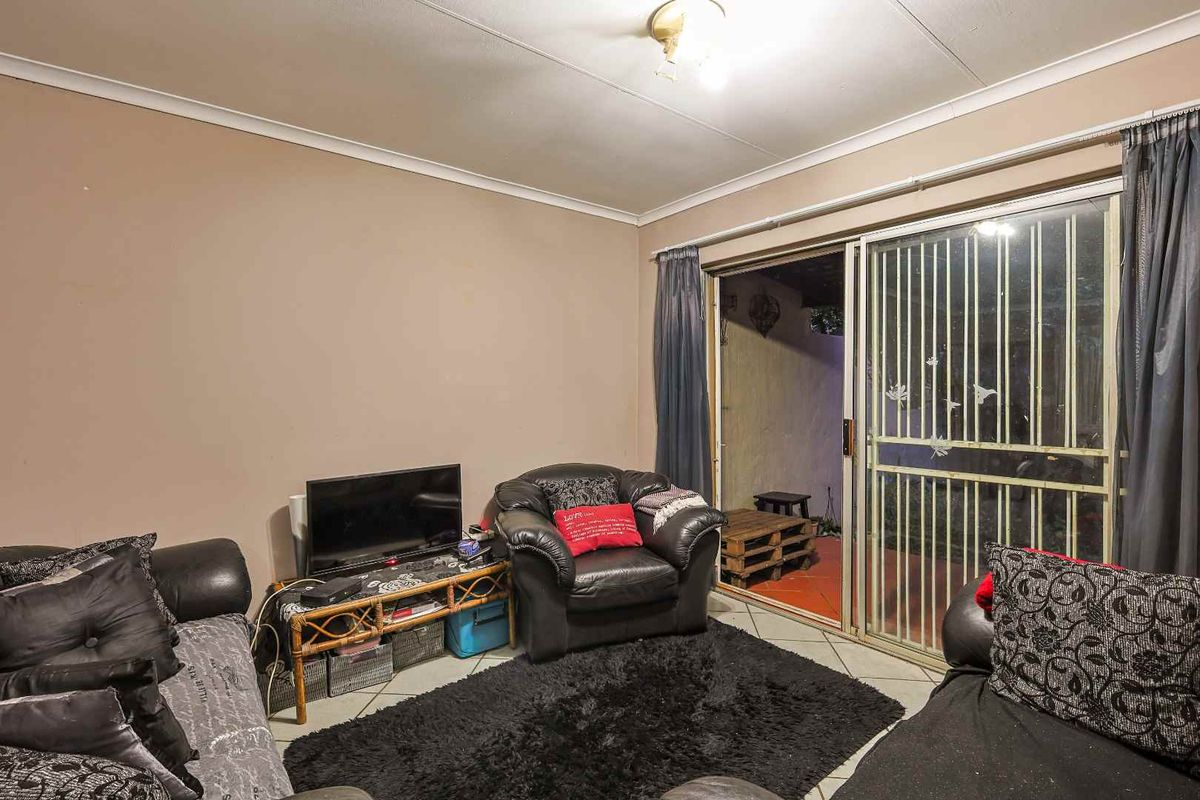 Ground Floor Gem with an Exceptionally Large Private Garden – Pet Friendly Living at Its Best! - Photo 4