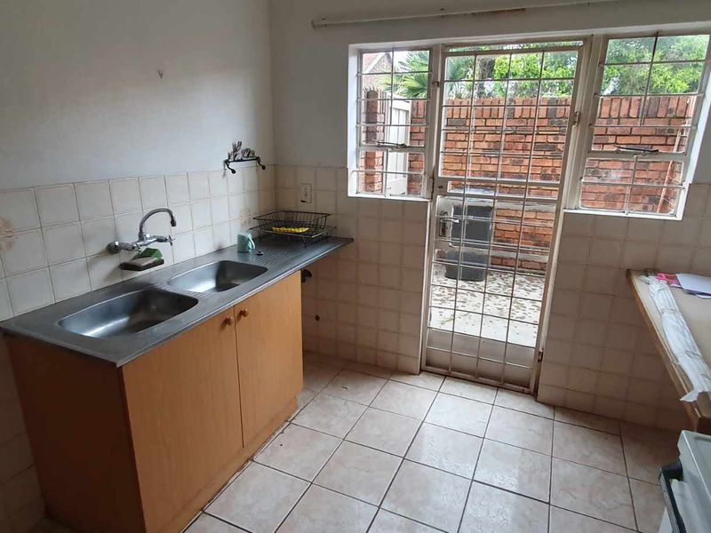 Cosy 3 bedroom, 1.5 bathroom unit for sale in Fleurhof Roodepoort - Photo 4