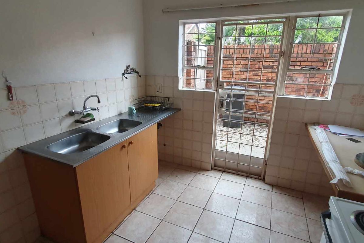 Cosy 3 bedroom, 1.5 bathroom unit for sale in Fleurhof Roodepoort - Photo 4