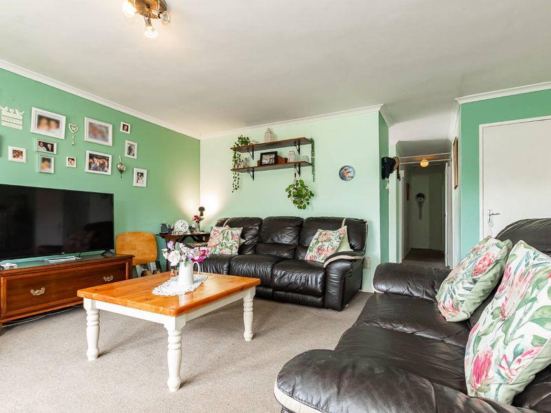 Beautiful 3-Bedroom Home in a Peaceful Neighbourhood - Photo 3