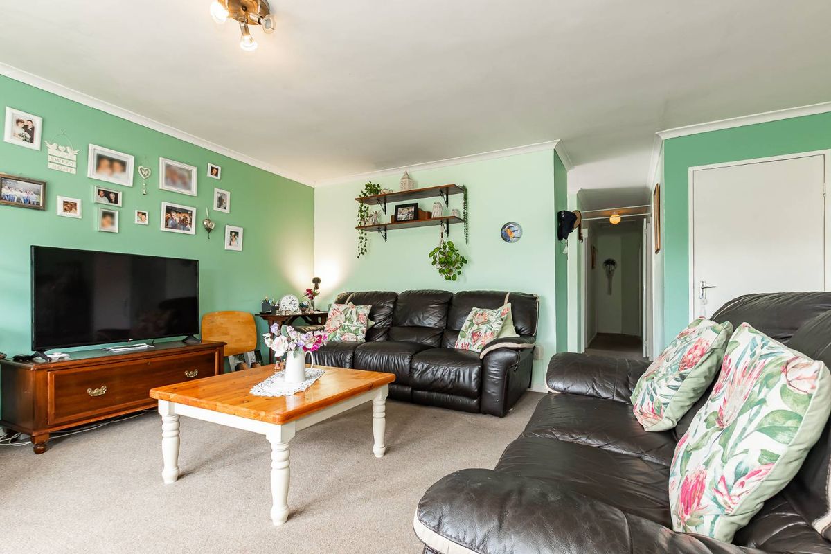 Beautiful 3-Bedroom Home in a Peaceful Neighbourhood - Photo 3