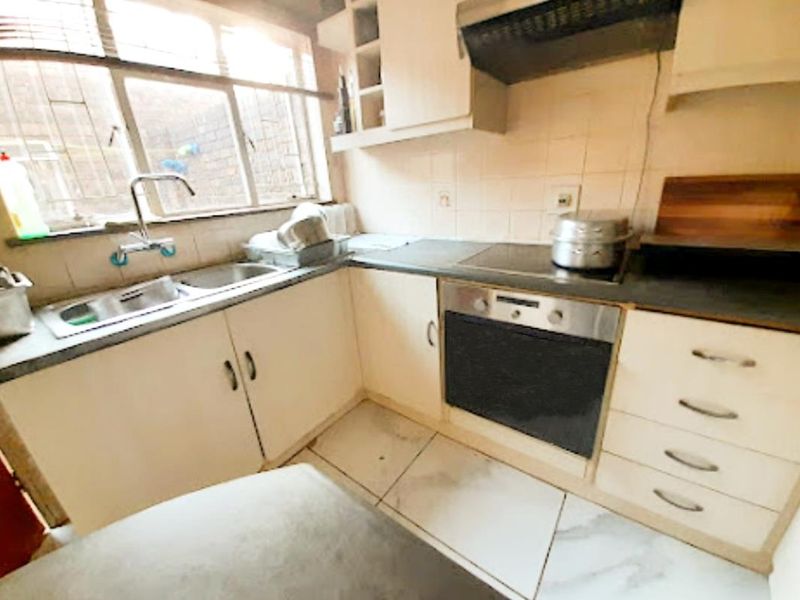 Stunning home near the OR International Airport - Photo 5