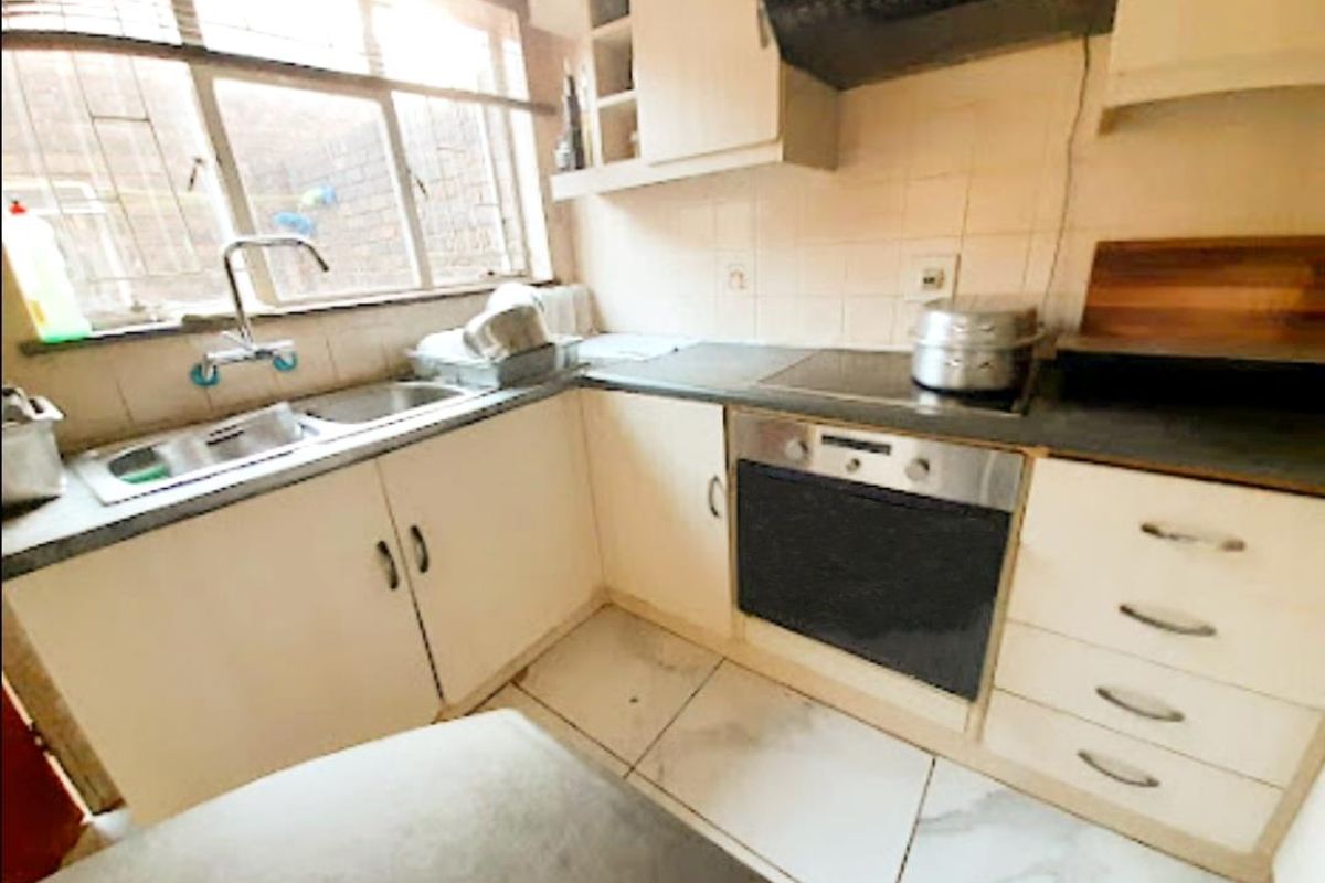 Stunning home near the OR International Airport - Photo 5