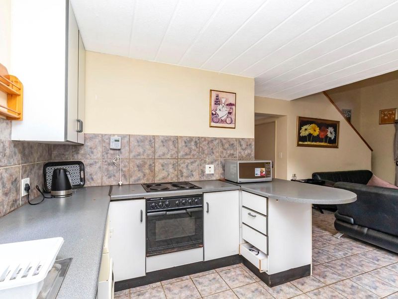 Spacious and Elegant Home in Secure Upmarket Estate - Photo 10