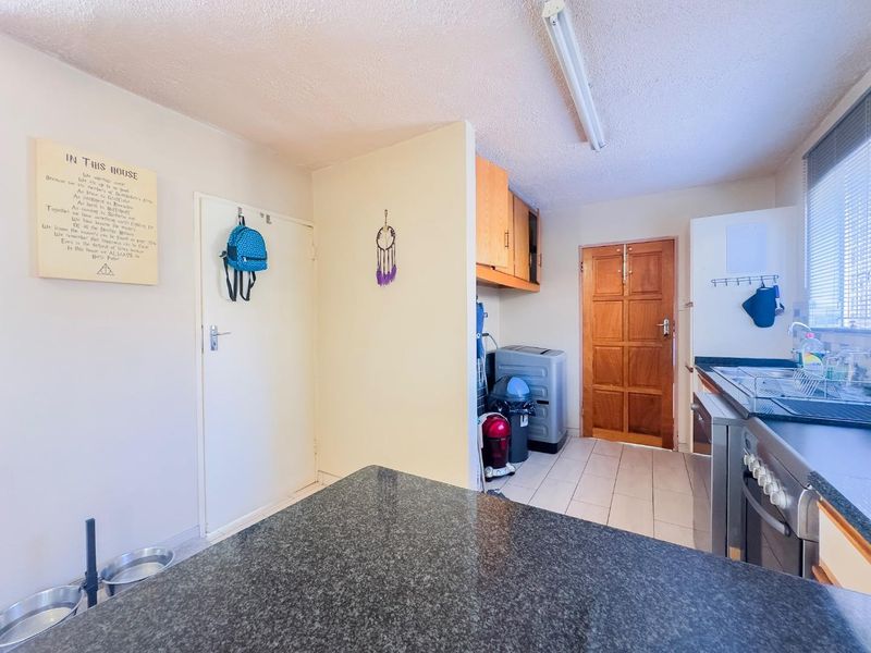 Spacious 3 Bedroom Duplex with a Private Garden - Photo 7