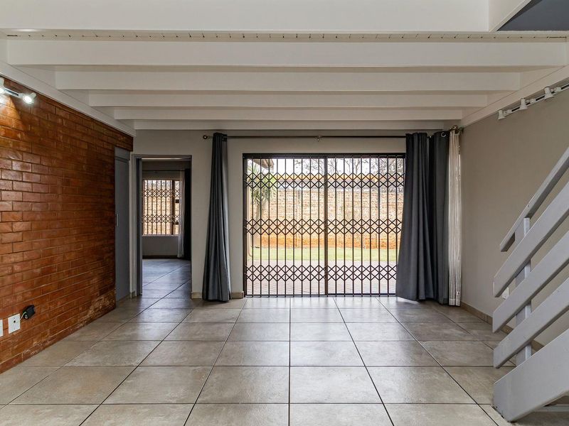 Beautifully Renovated Townhouse in Secure Blue Lakes Estate - Photo 5