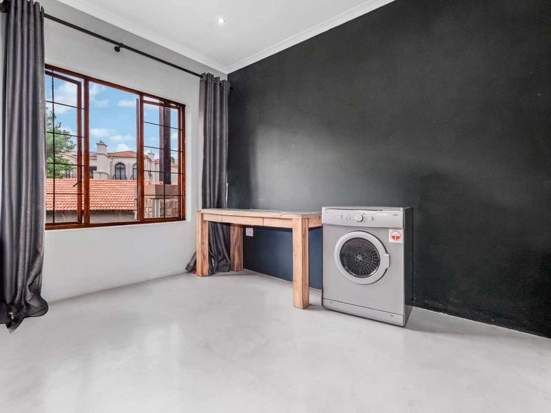 DELIGHTFUL CORNER TOP FLOOR UNIT IN A SECURE COMPLEX CALLED THE STABLES - PLUS A DOUBLE GARAGE - Photo 10