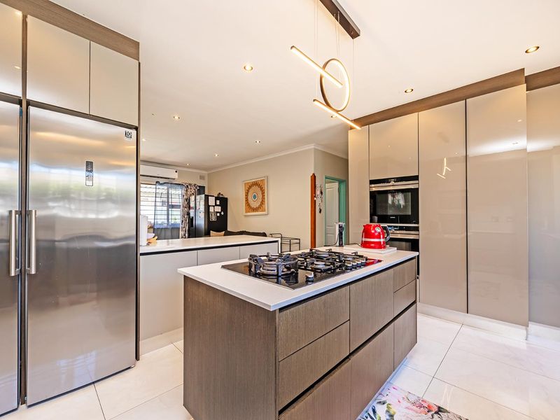 Stylish Family Living in the Heart of Panorama - Photo 4