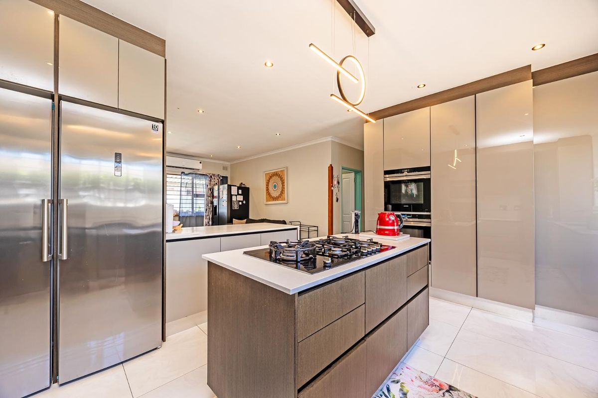 Stylish Family Living in the Heart of Panorama - Photo 4