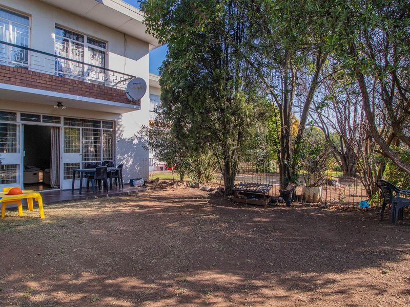 Spacious, neat 2 bedroom Townhouse in popular complex - Photo 2