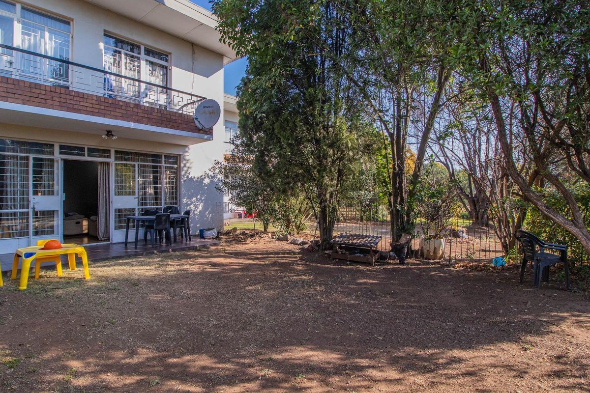 Spacious, neat 2 bedroom Townhouse in popular complex - Photo 2