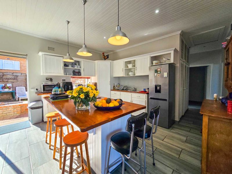 Family living with breathtaking sea views. - Photo 4