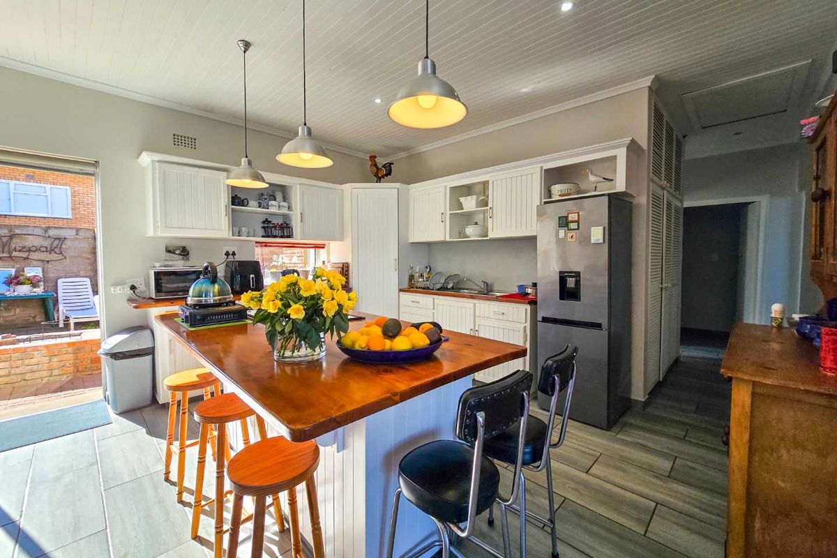 Family living with breathtaking sea views. - Photo 4