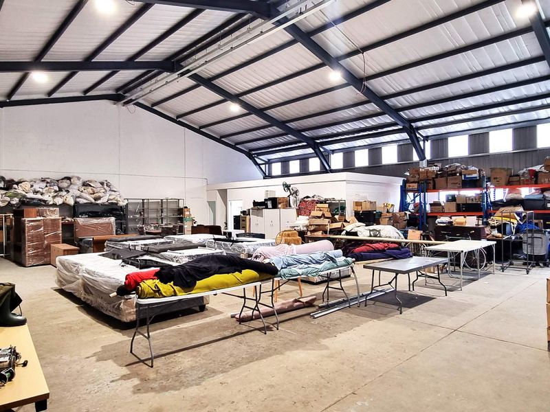 Spacious Refurbished Warehouse in Retreat - Photo 2