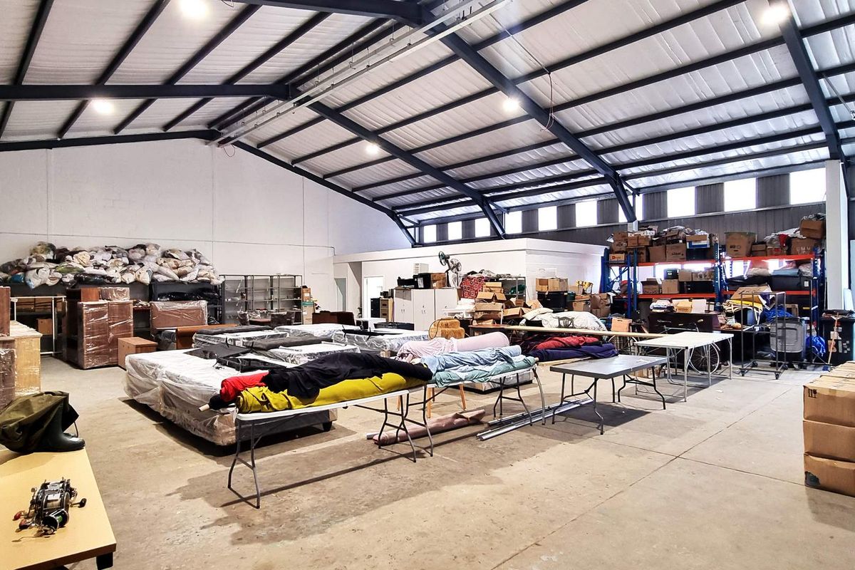 Spacious Refurbished Warehouse in Retreat - Photo 2