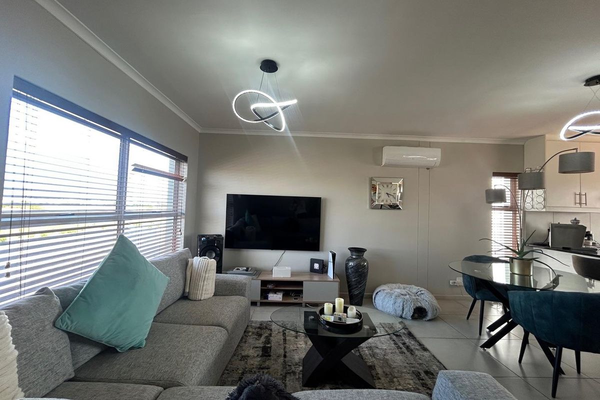 Modern 2-Bedroom Triplex in SOHO, Parklands North - Photo 3