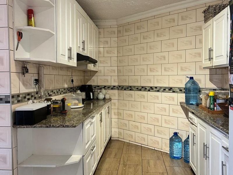 Spacious Five-Bedroom Family Home with Double Garage in Richem - Photo 4