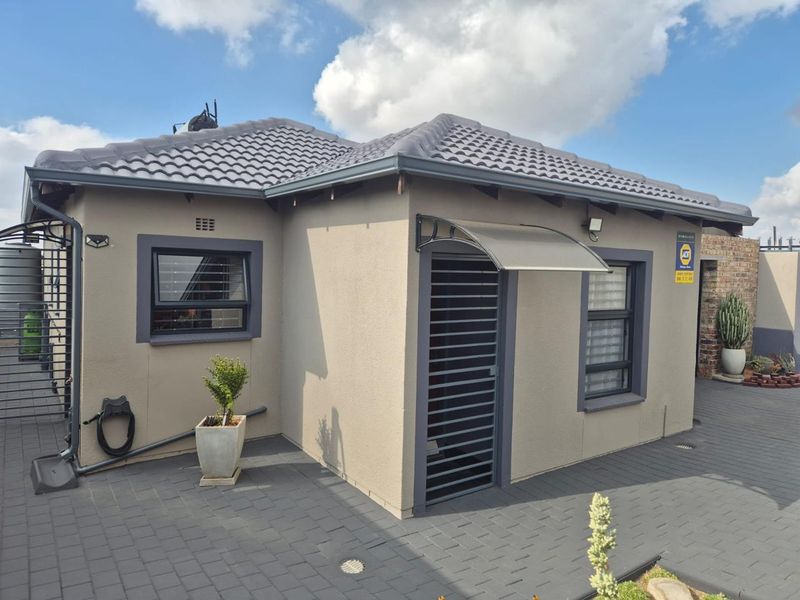 Clayville - R 1 180 000 Lovely Family Home - Photo 1