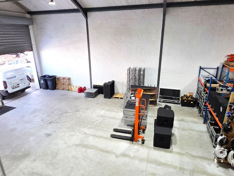 Double Volume Warehouse in Excellent Condition - Photo 8
