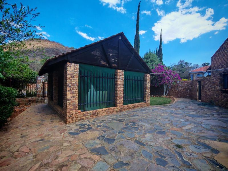 House With Additional Vacant Stand - Photo 4