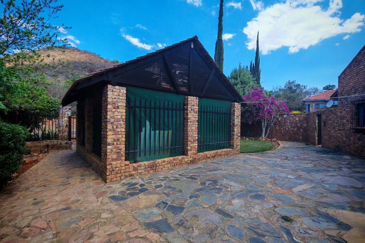 House With Additional Vacant Stand - Photo 4