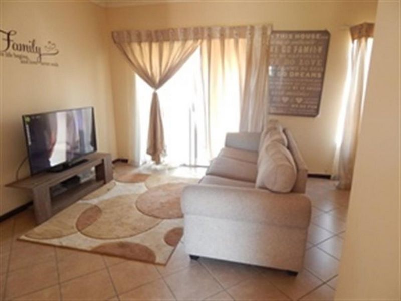 Lovely 2 bedroom top unit in Equestria Estate - Photo 3