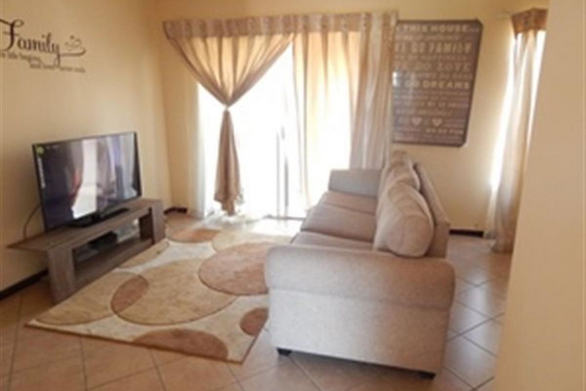 Lovely 2 bedroom top unit in Equestria Estate - Photo 3