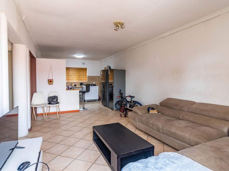 Modern First-Floor Apartment With Stunning Elevated Views — Perfect for Young Professionals in Johannesburg South - Photo 3