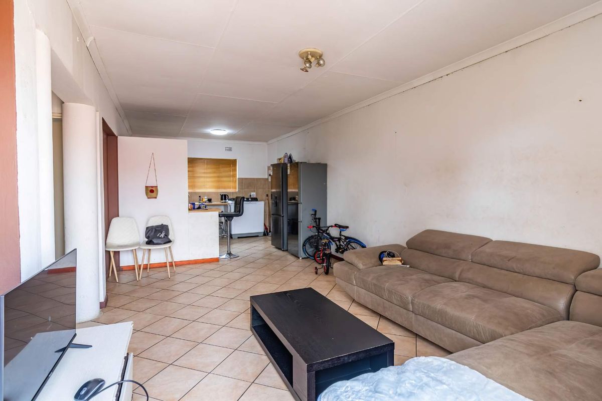 Modern First-Floor Apartment With Stunning Elevated Views — Perfect for Young Professionals in Johannesburg South - Photo 3