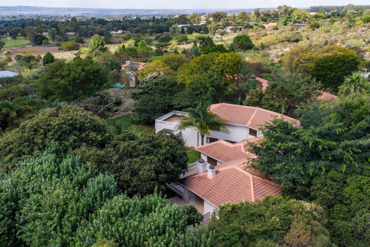 Elegant Country Living on Expansive Zwavelpoort AH Grounds - Photo 5