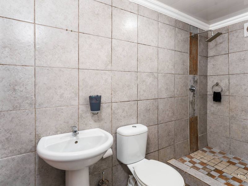 Versatile 3-Bedroom Home with Two Separate Entrances – Excellent Investment Opportunity - Photo 7