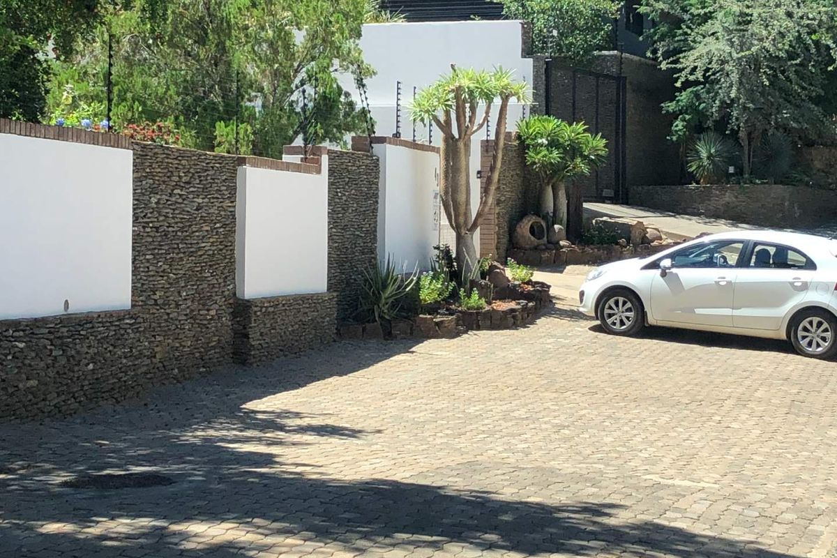 Spacious property in a quiet cul-de-sac with lots of parking - Photo 5