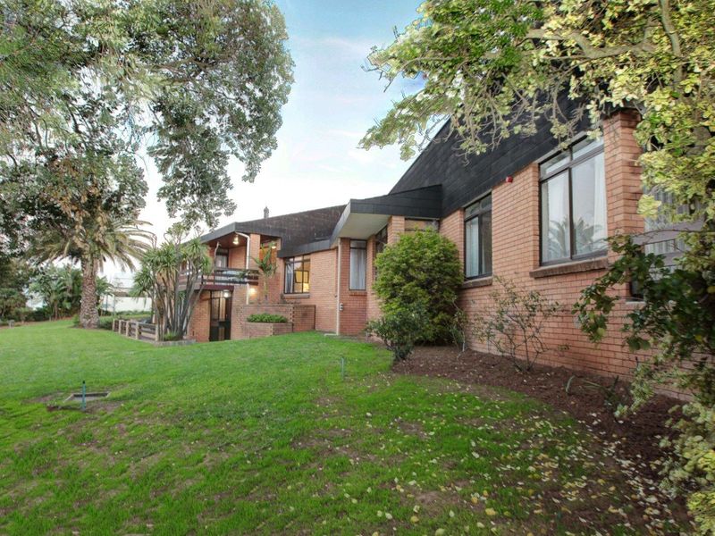 Large 4 Bedroom Home with 1 bedroom apartment to let In Welgemoed - Photo 2