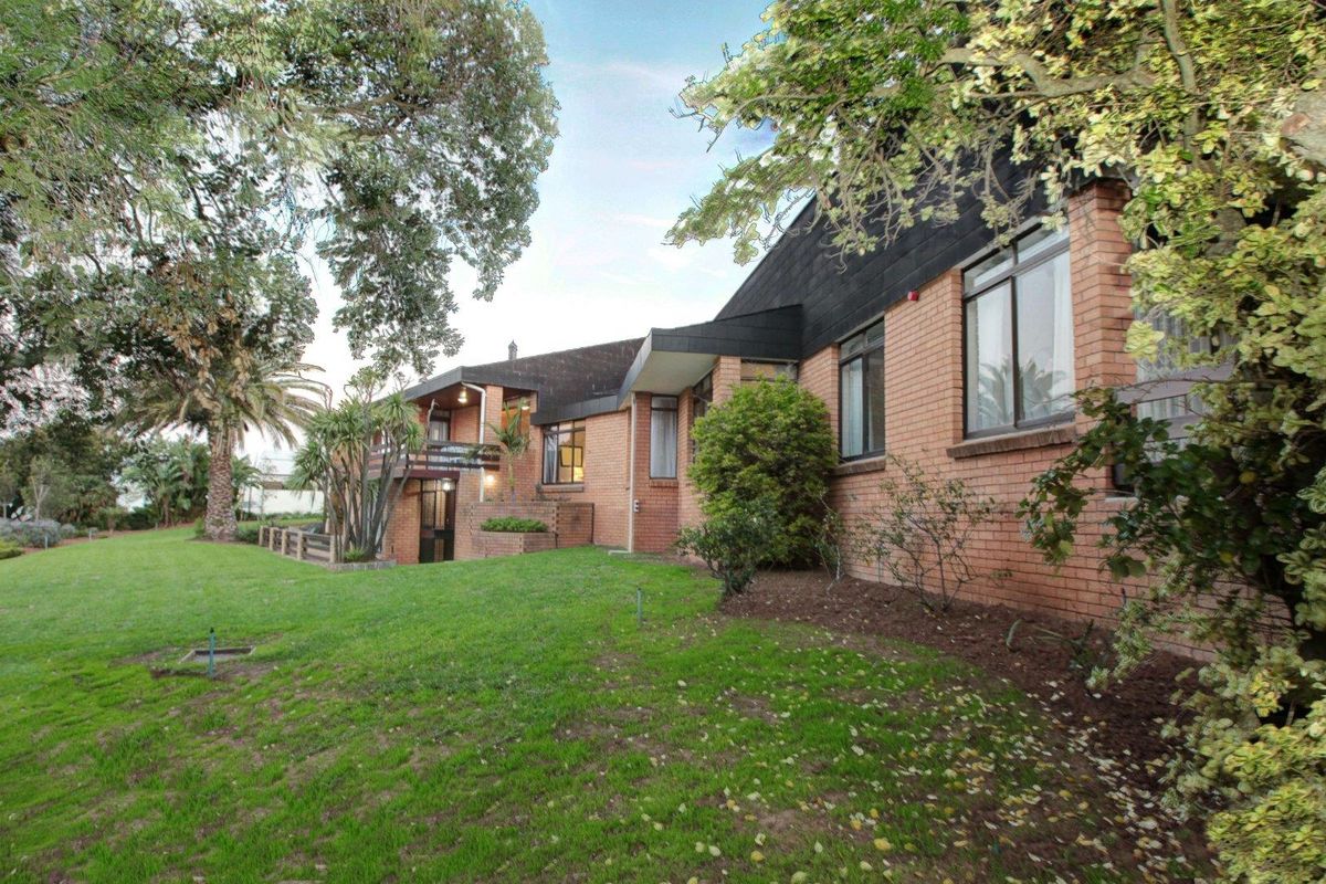 Large 4 Bedroom Home with 1 bedroom apartment to let In Welgemoed - Photo 2