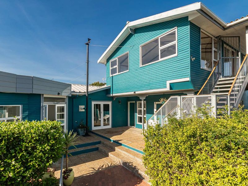 Exclusive Sole Agency a hidden Gem 800m from the beach Guesthouse or Large Family Home - Photo 4