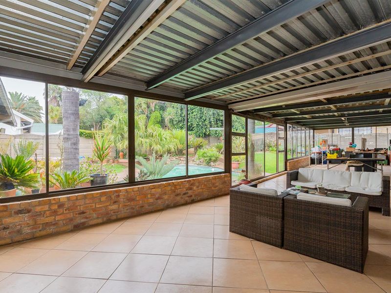 Spacious 6 Bedroom Family Home in a Secure and Sought-After Enclosure in Van Riebeeck Park - Photo 4
