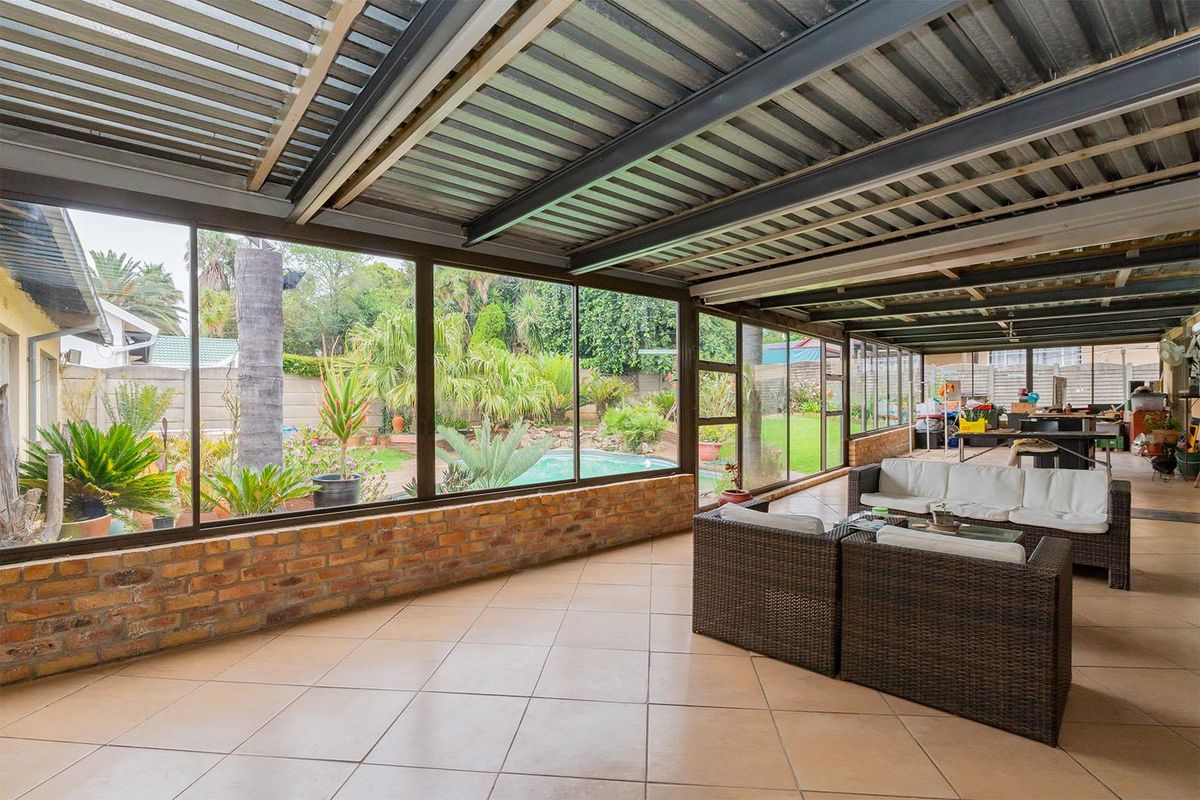 Spacious 6 Bedroom Family Home in a Secure and Sought-After Enclosure in Van Riebeeck Park - Photo 4