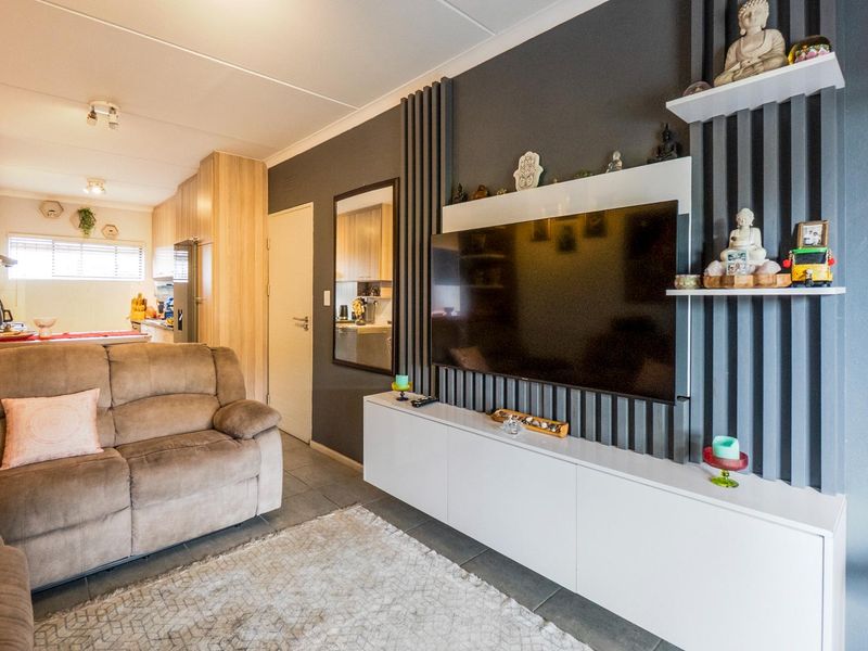 Ground floor modern unit - Photo 7