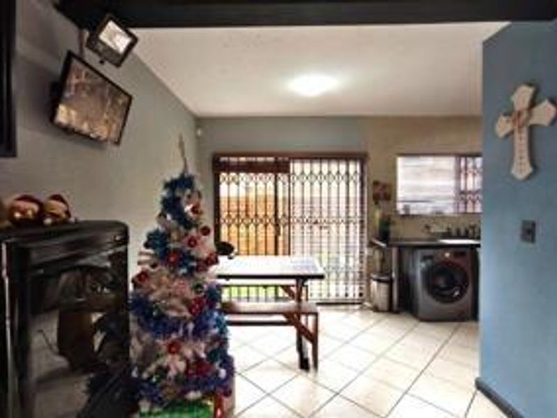 Secure Family Comfort in an Exclusive Tuscan-Style Estate - Photo 4