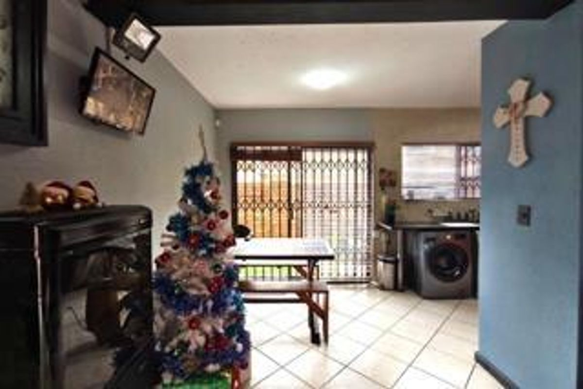 Secure Family Comfort in an Exclusive Tuscan-Style Estate - Photo 4