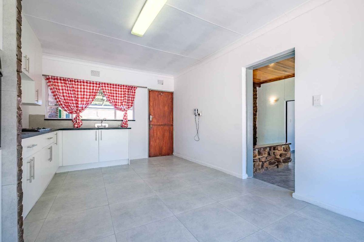 Parkrand "Renovated Kitchen & Baths in Spacious Family Retreat in semi enclosed area! - Photo 3