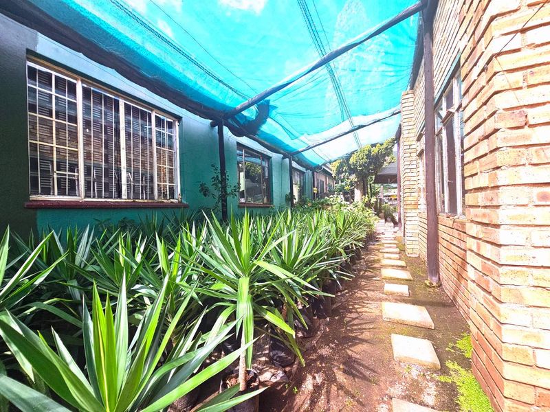 Four stands with exceptional opportunity with available in Forest Hill, Johannesburg. - Photo 9