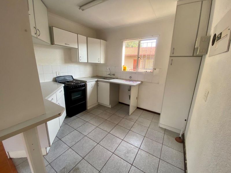 Neat 2 bedroom Top Floor Unit in Theda Oaks - Photo 5