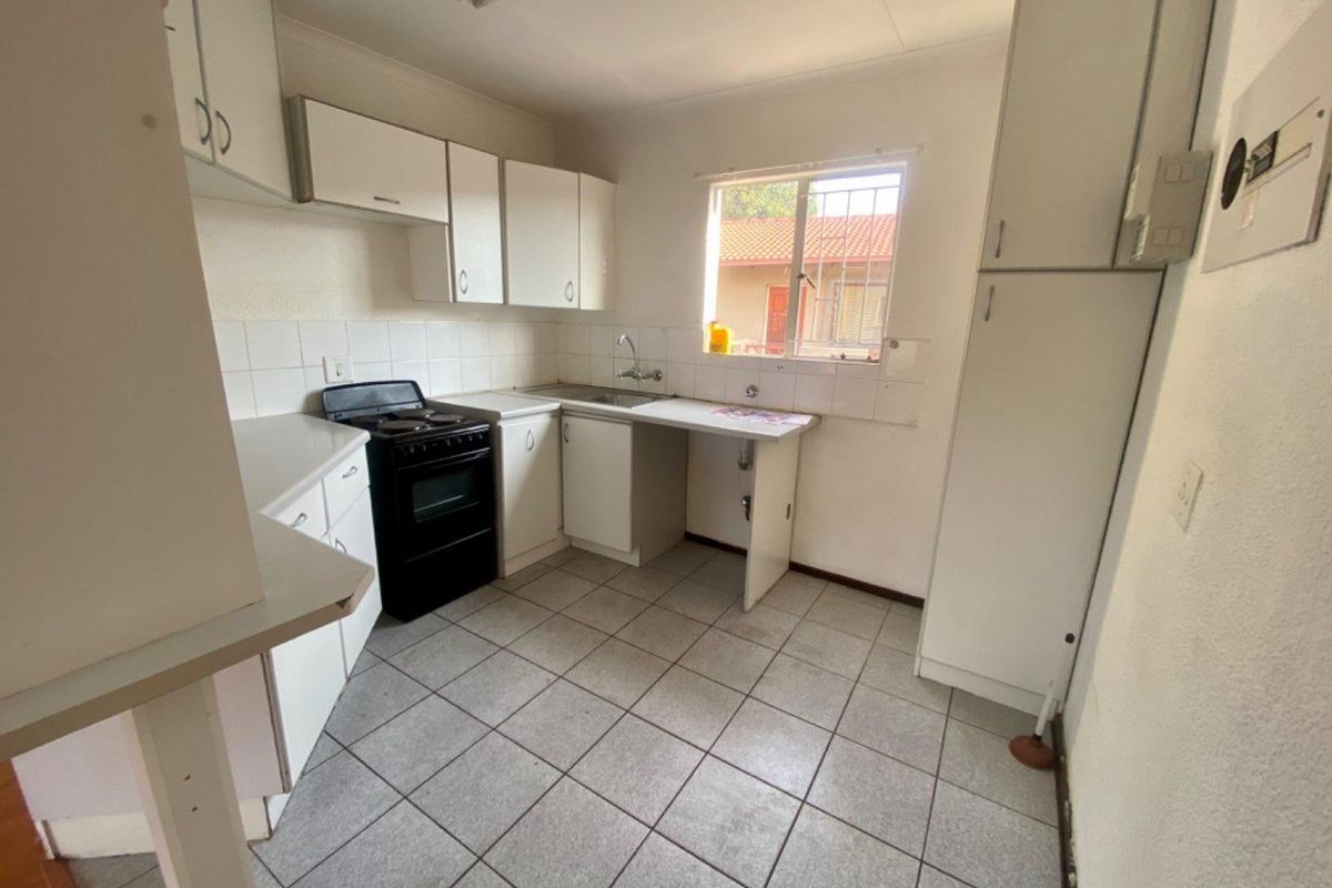 Neat 2 bedroom Top Floor Unit in Theda Oaks - Photo 5