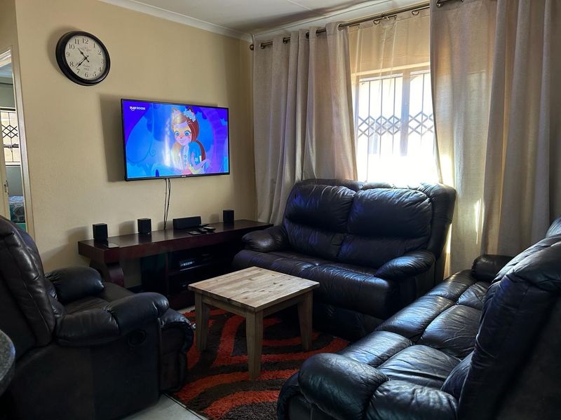 Clayville R 820 000- Neat House for Sale !! - Photo 3