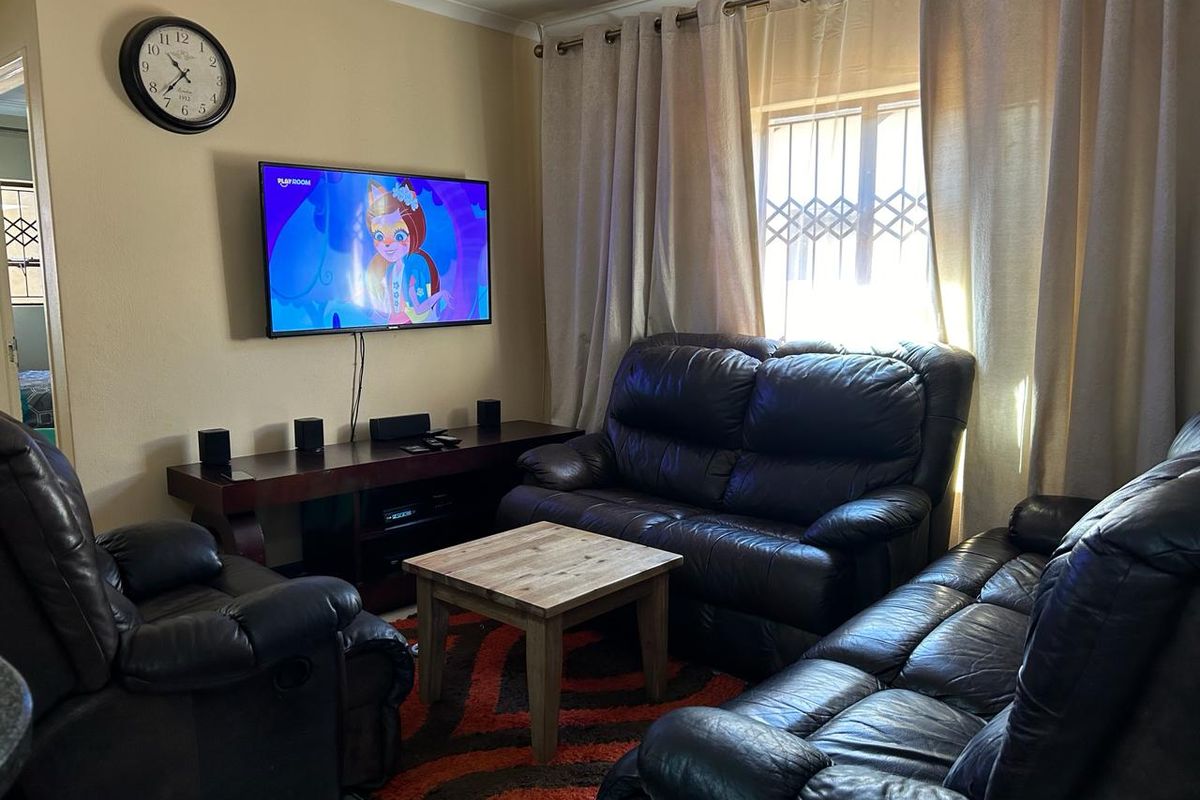 Clayville R 820 000- Neat House for Sale !! - Photo 3