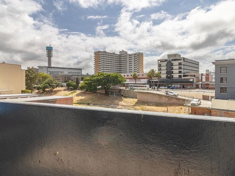 Neat Duplex Apartment with Balcony - Photo 7