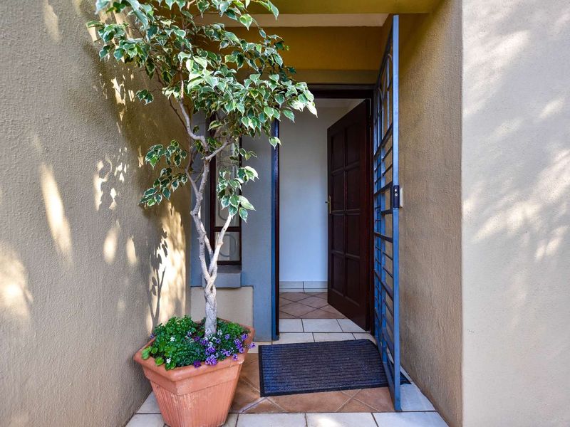 Newly Renovated 3 Bedroom Within Lifestyle Estate - Photo 2