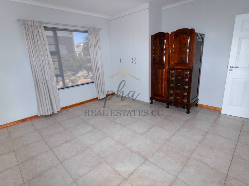 SPACIOUS Home with Flat & 4 Garages - Photo 8