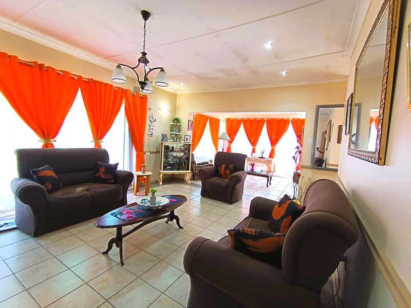 Immaculate Family Home with Spacious Living & Entertainer’s Delight - Photo 6